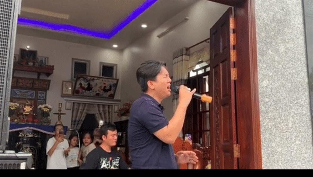 Hoài Lâm mặc giản dị, đi hát đám cưới ở quê nhà: Cát xê ra sao?-1