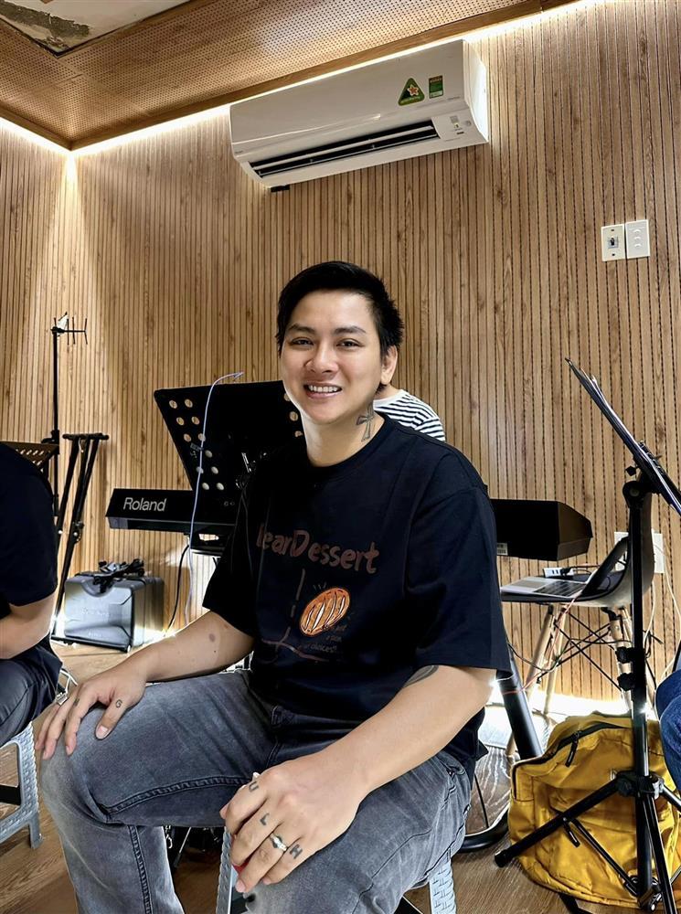 Hoài Lâm mặc giản dị, đi hát đám cưới ở quê nhà: Cát xê ra sao?-5