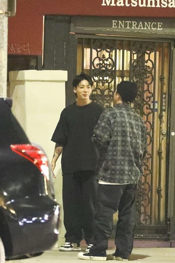 Jungkook (BTS) hút thuốc lá gây tranh cãi-1