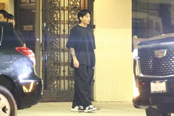 Jungkook (BTS) hút thuốc lá gây tranh cãi-2