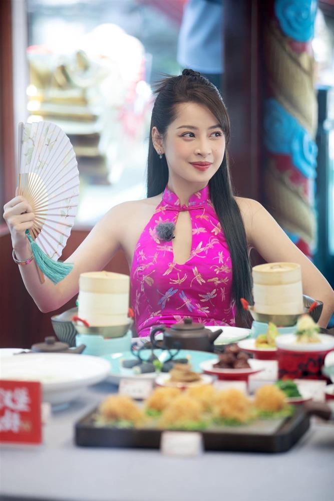 Chi Pu chạy show ở Trung Quốc: Mặc đồ trẻ trung, tôn dáng gợi cảm
