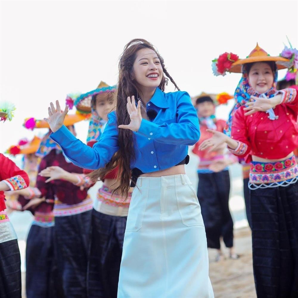Chi Pu chạy show ở Trung Quốc: Mặc đồ trẻ trung, tôn dáng gợi cảm-8
