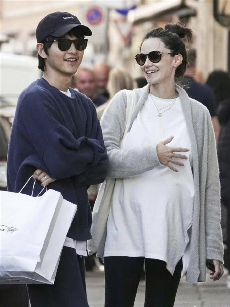 Cuộc sống thượng lưu của Song Joong Ki và vợ Tây sau khi sinh quý tử-2