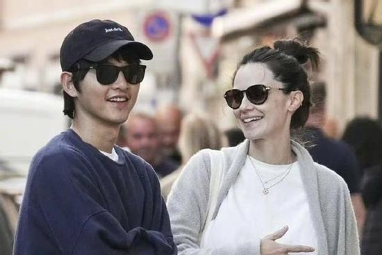 Cuộc sống thượng lưu của Song Joong Ki và vợ Tây sau khi sinh quý tử