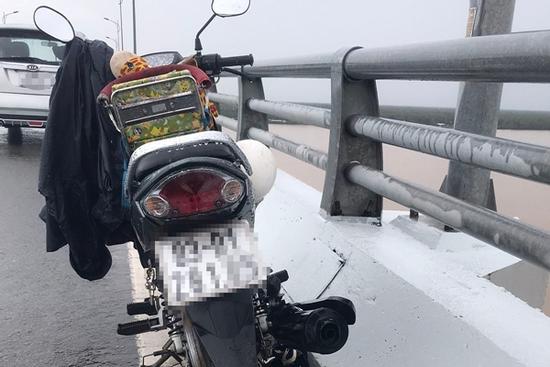 Nghi vấn mẹ ôm con trai 2 tuổi nhảy cầu