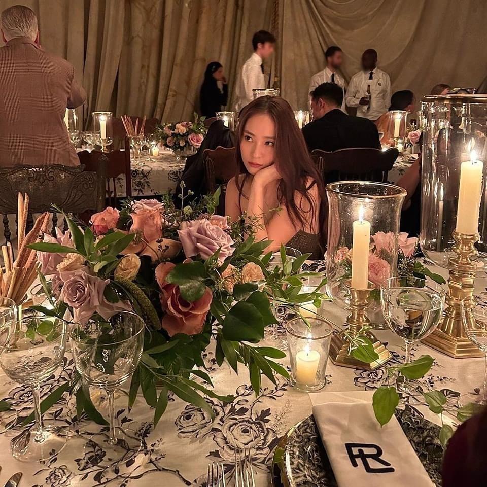 Nữ idol Kpop chỉ ngồi cũng gây sốt vì style sang trọng-4