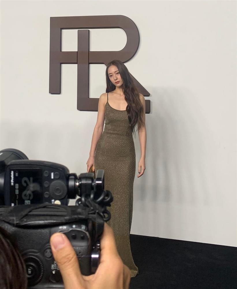 Nữ idol Kpop chỉ ngồi cũng gây sốt vì style sang trọng-6