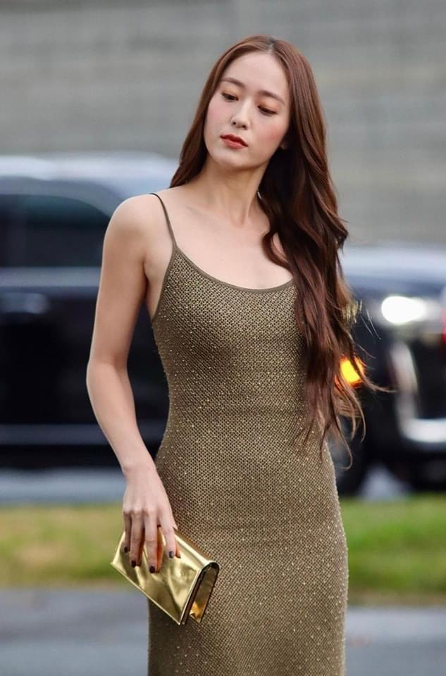 Nữ idol Kpop chỉ ngồi cũng gây sốt vì style sang trọng-7