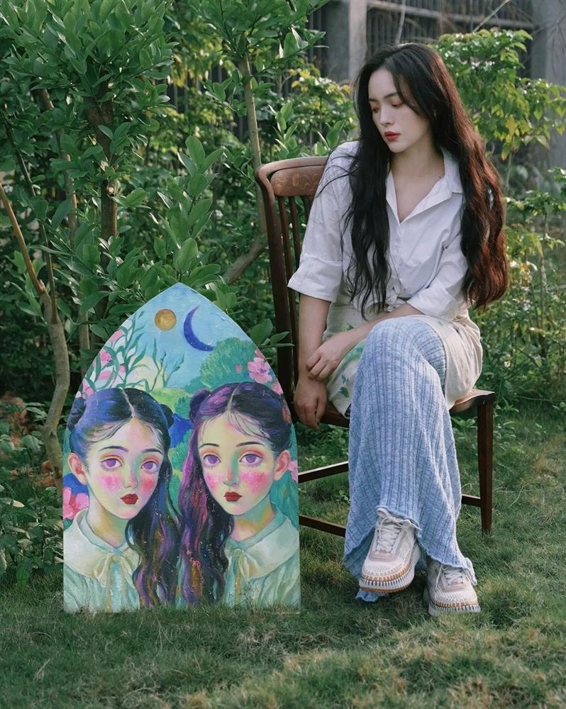 Nữ họa sĩ biến rác thải thành nghệ thuật, bán tranh với giá 524 triệu đồng-4