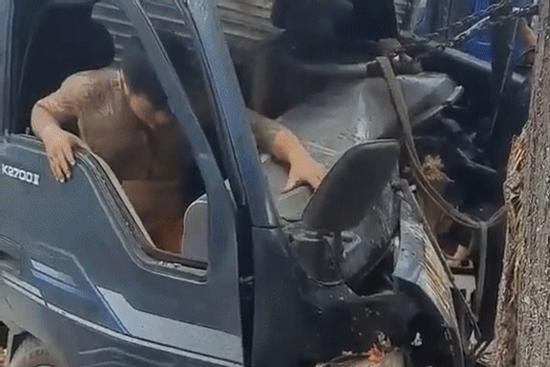 Tài xế xe cẩu và người dân giải cứu 2 nạn nhân mắc kẹt trong cabin ô tô tải