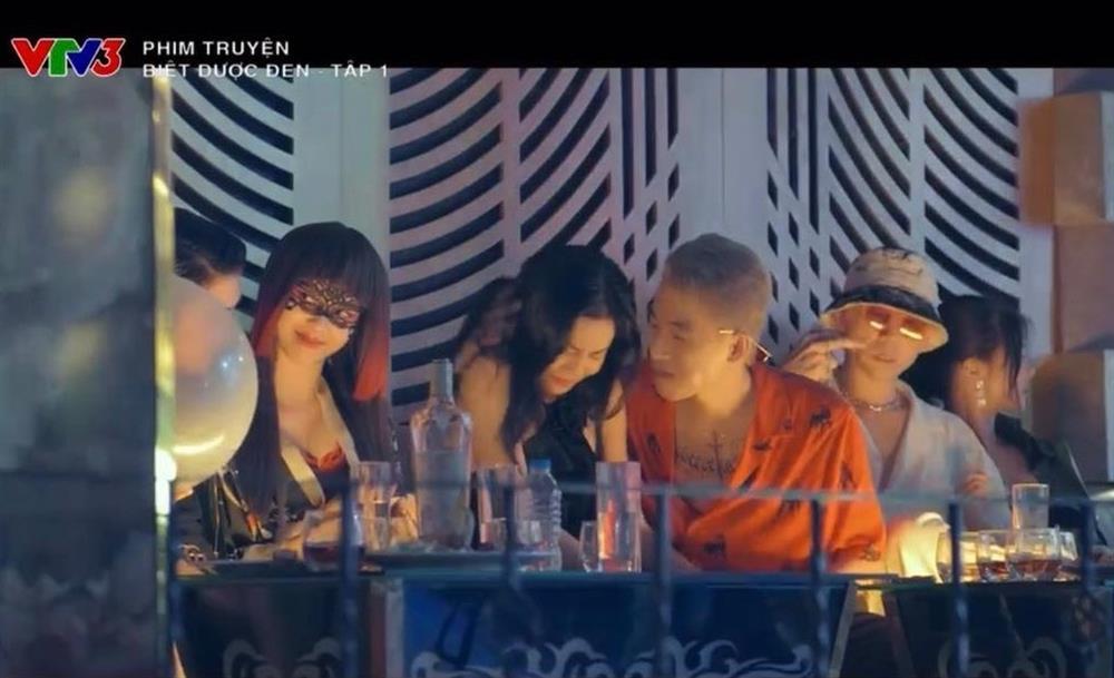 Vẻ gợi cảm của mỹ nữ mang mặt nạ trong Biệt Dược Đen-1