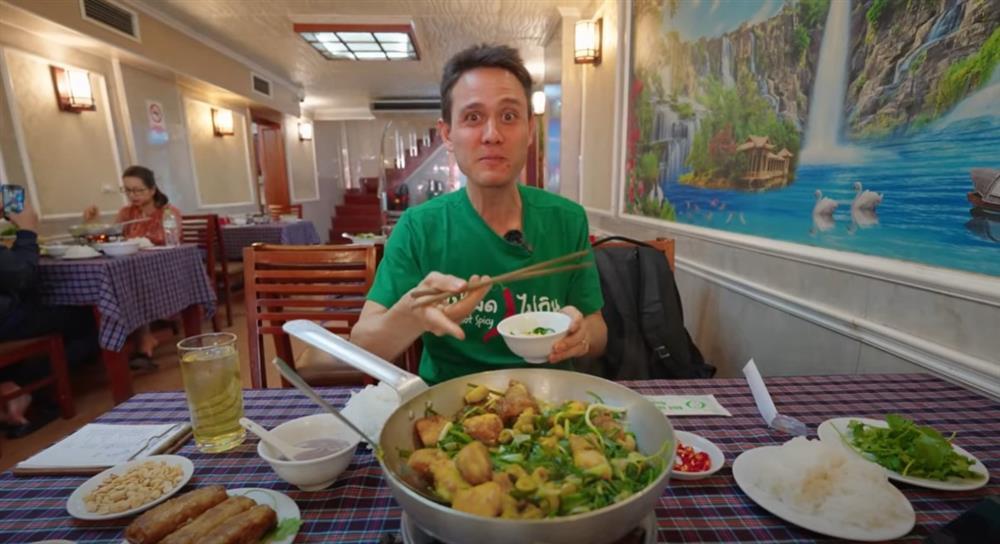 YouTuber triệu view người Mỹ mê chả cá, ăn một lần 3 suất hết nửa triệu đồng-2