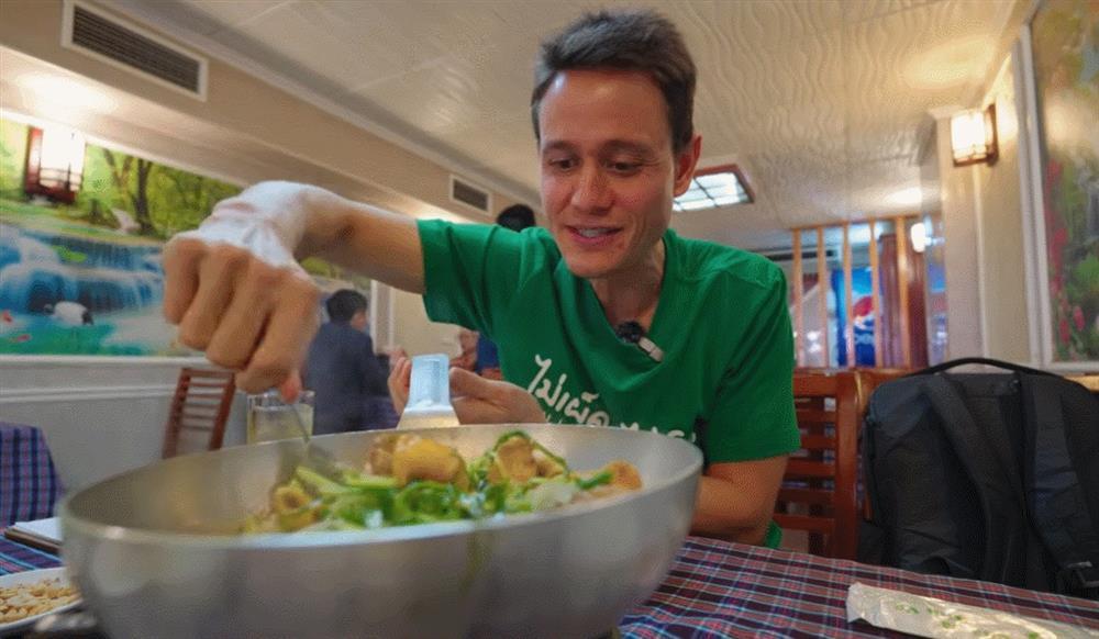 YouTuber triệu view người Mỹ mê chả cá, ăn một lần 3 suất hết nửa triệu đồng-4