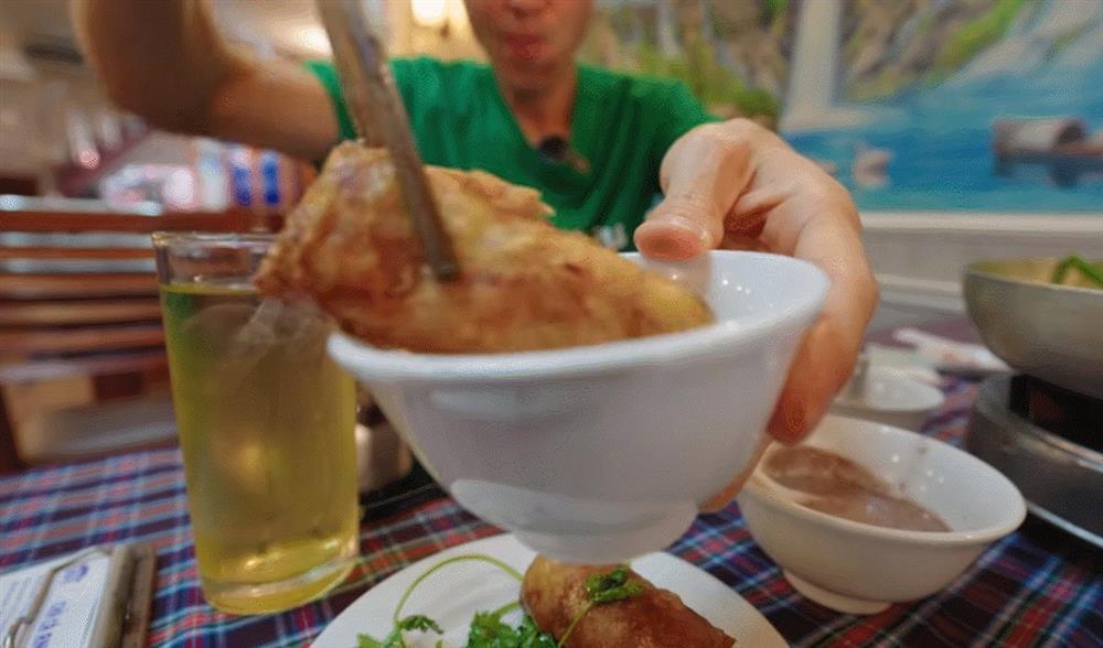 YouTuber triệu view người Mỹ mê chả cá, ăn một lần 3 suất hết nửa triệu đồng-6