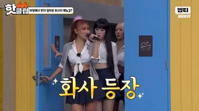 Nữ ca sĩ bị chỉ trích gợi dục hóa đồng phục học sinh-1