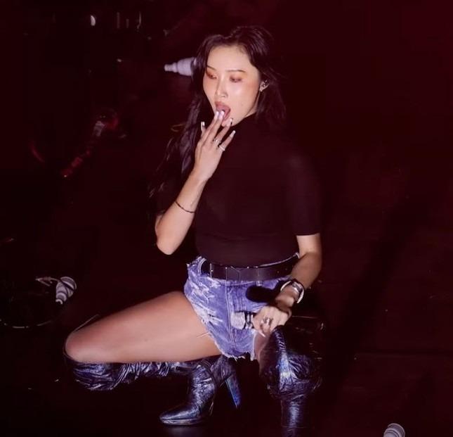 Nữ ca sĩ bị chỉ trích gợi dục hóa đồng phục học sinh-3