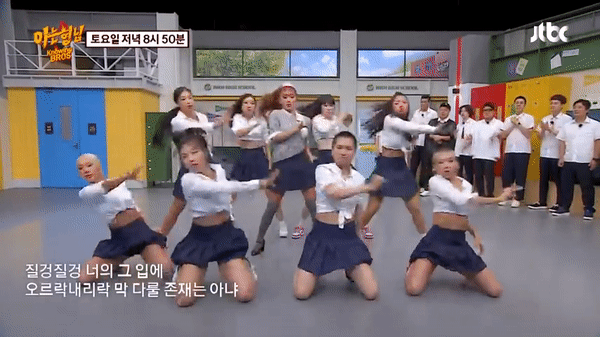 Nữ ca sĩ bị chỉ trích gợi dục hóa đồng phục học sinh-2