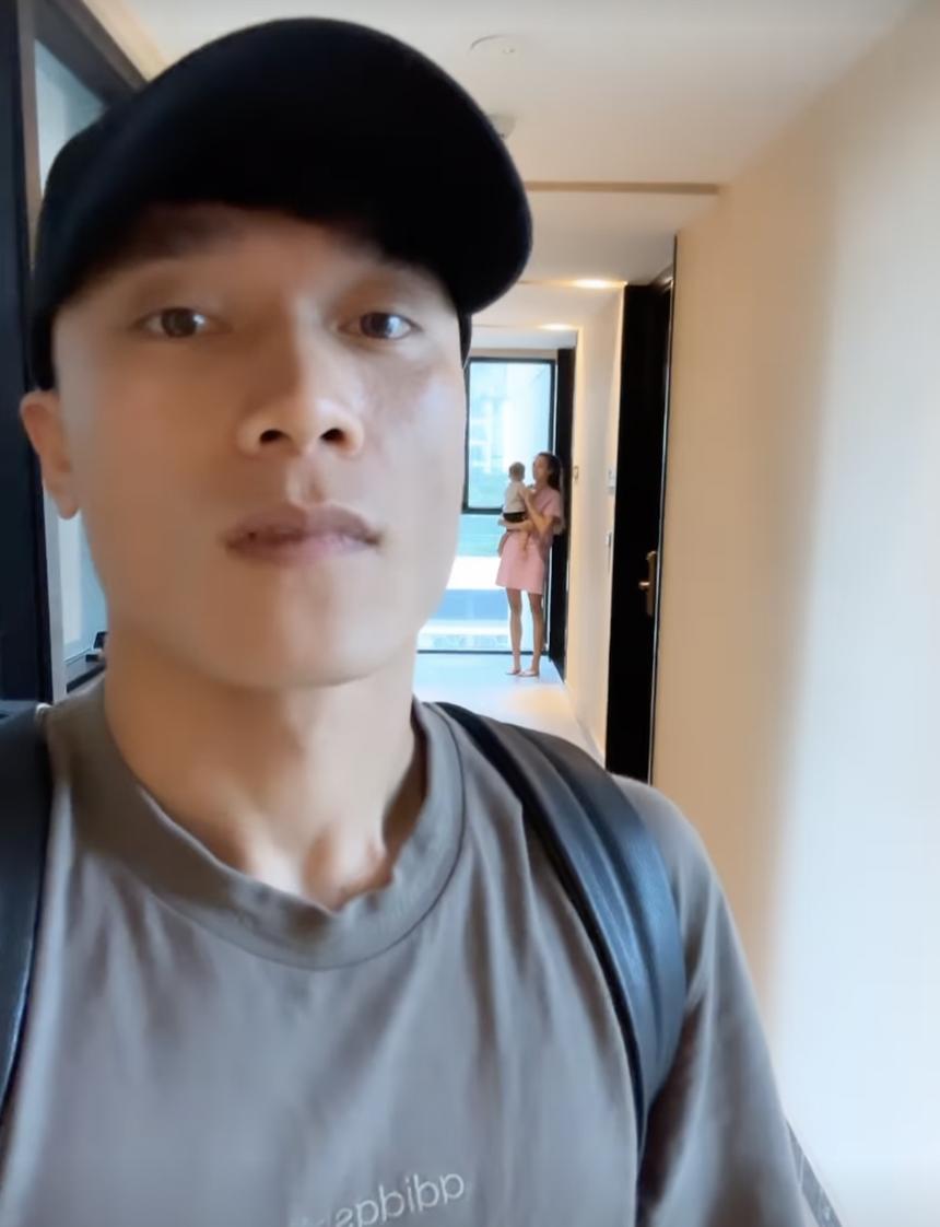 Tự tay cho con ăn, Bùi Tiến Dũng đã hiểu nỗi vất vả của vợ Tây khi anh vắng nhà-4