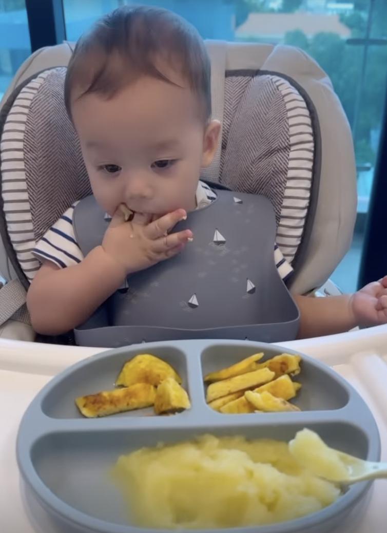 Tự tay cho con ăn, Bùi Tiến Dũng đã hiểu nỗi vất vả của vợ Tây khi anh vắng nhà-1