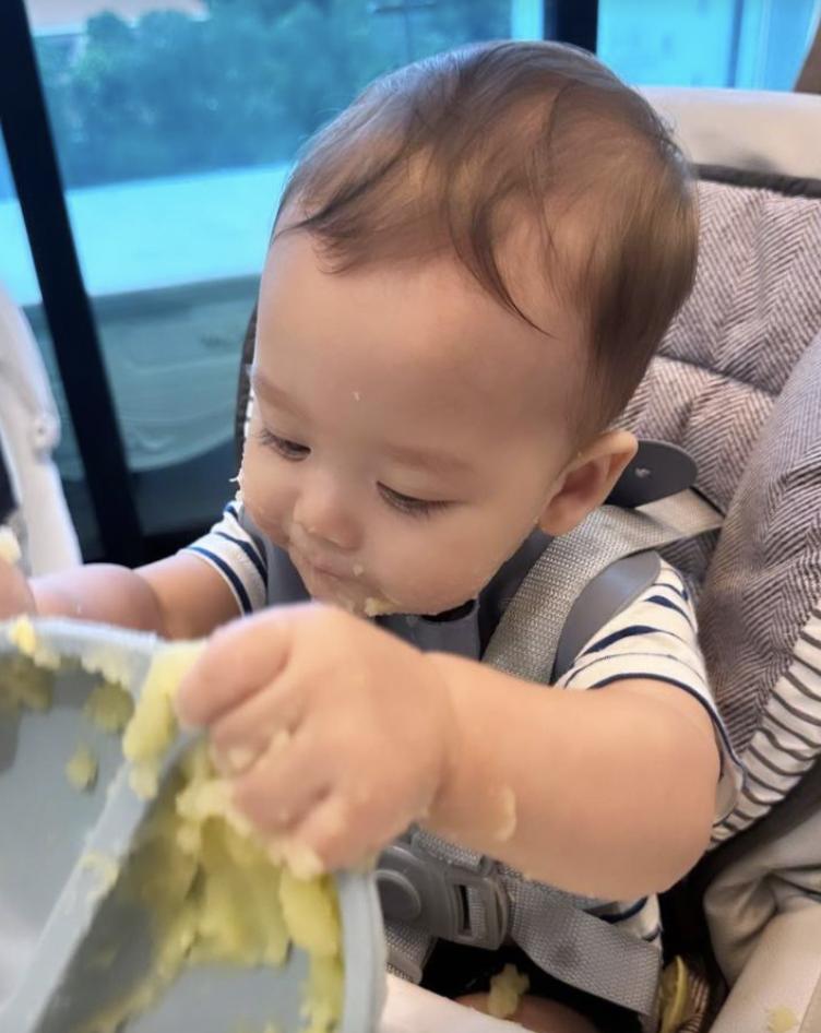 Tự tay cho con ăn, Bùi Tiến Dũng đã hiểu nỗi vất vả của vợ Tây khi anh vắng nhà-2