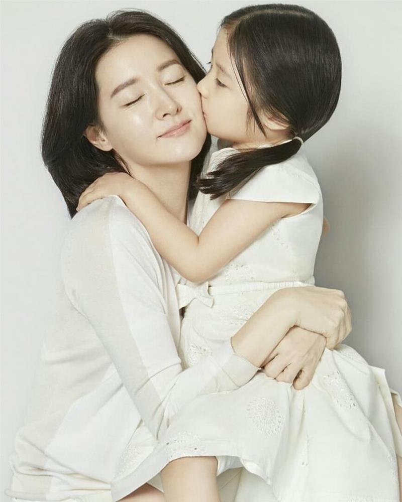 Con gái minh tinh Lee Young Ae: Xinh đẹp như mẹ, có tố chất nghệ thuật-1