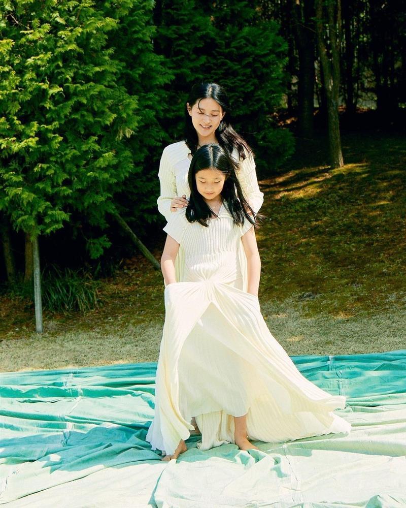 Con gái minh tinh Lee Young Ae: Xinh đẹp như mẹ, có tố chất nghệ thuật-5