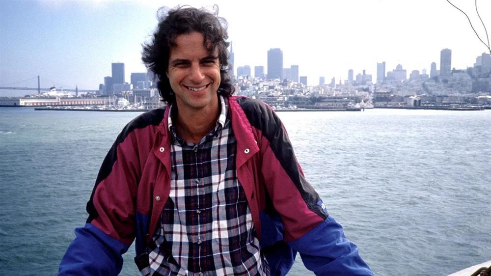 Gã trai cầm laptop đi xuyên lục địa qua 27 quốc gia, nào ngờ trở thành người thay đổi cách du lịch của thế giới-2