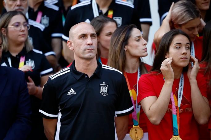 Hậu vụ từ chức của Chủ tịch LĐBĐ Tây Ban Nha, cảnh sát Úc nhập cuộc-2