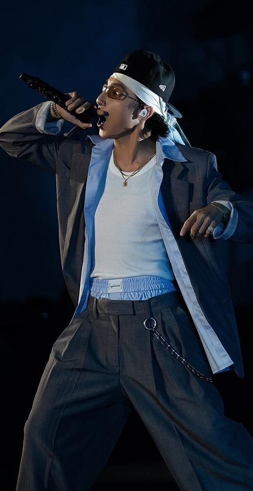 Sơn Tùng M-TP diện quần tụt, khoe cơ bắp và đọc thư tình trước 20 nghìn khán giả-1