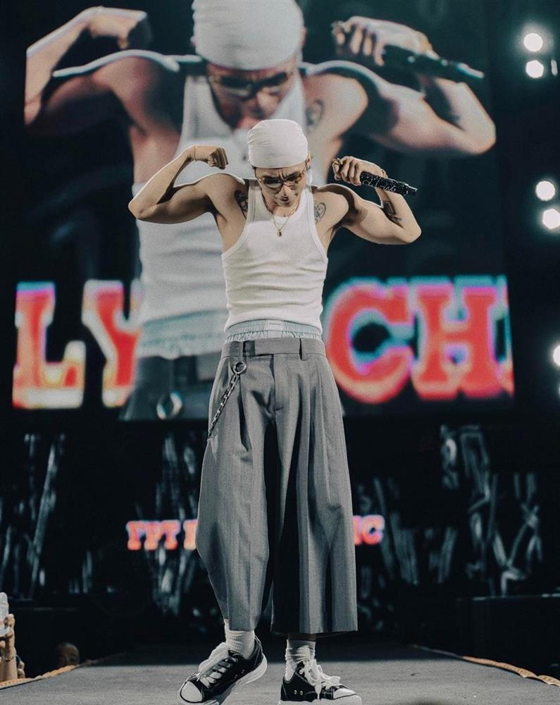 Sơn Tùng M-TP diện quần tụt, khoe cơ bắp và đọc thư tình trước 20 nghìn khán giả-3