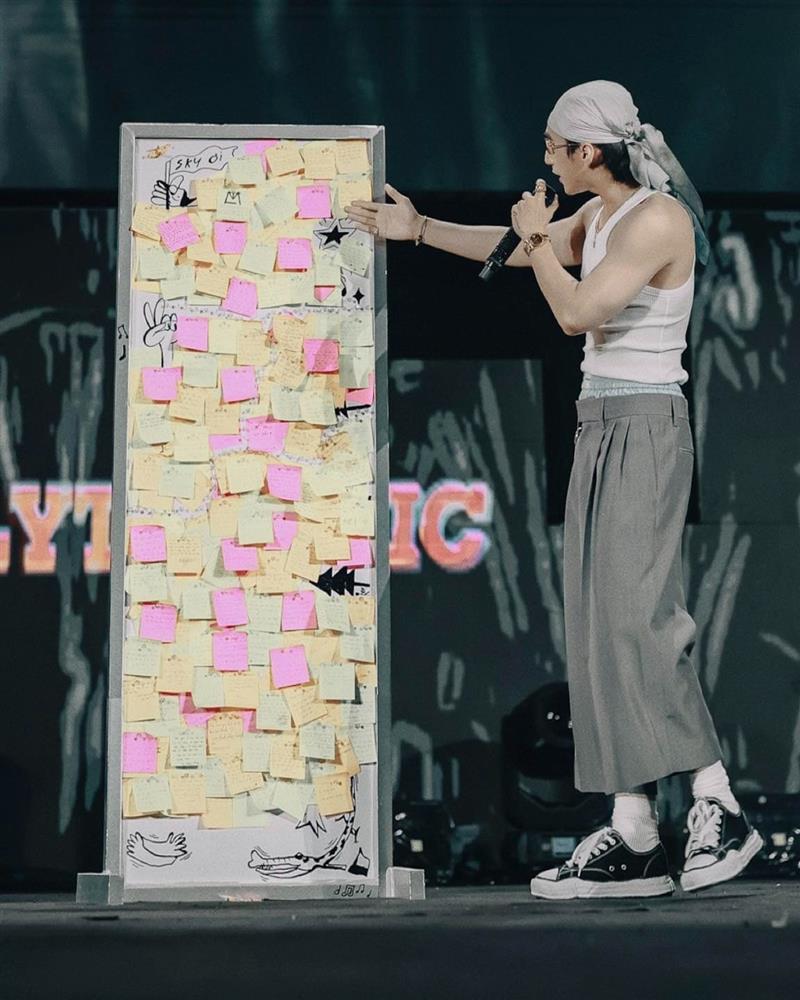 Sơn Tùng M-TP diện quần tụt, khoe cơ bắp và đọc thư tình trước 20 nghìn khán giả-4