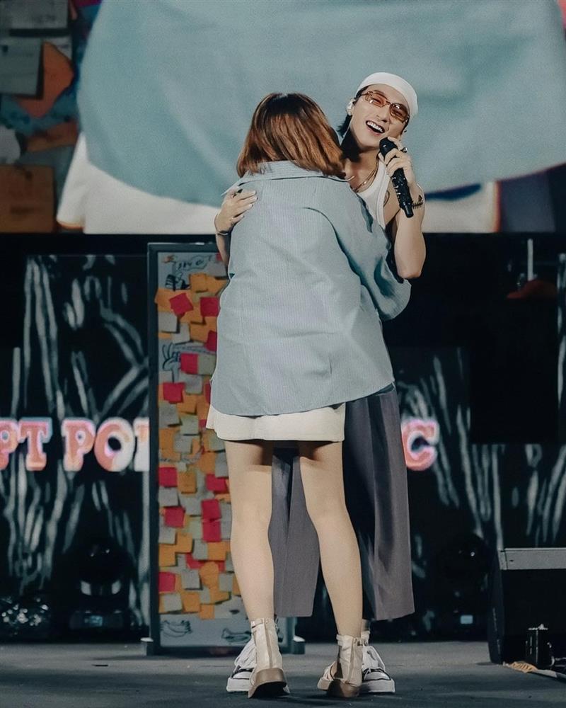 Sơn Tùng M-TP diện quần tụt, khoe cơ bắp và đọc thư tình trước 20 nghìn khán giả-5