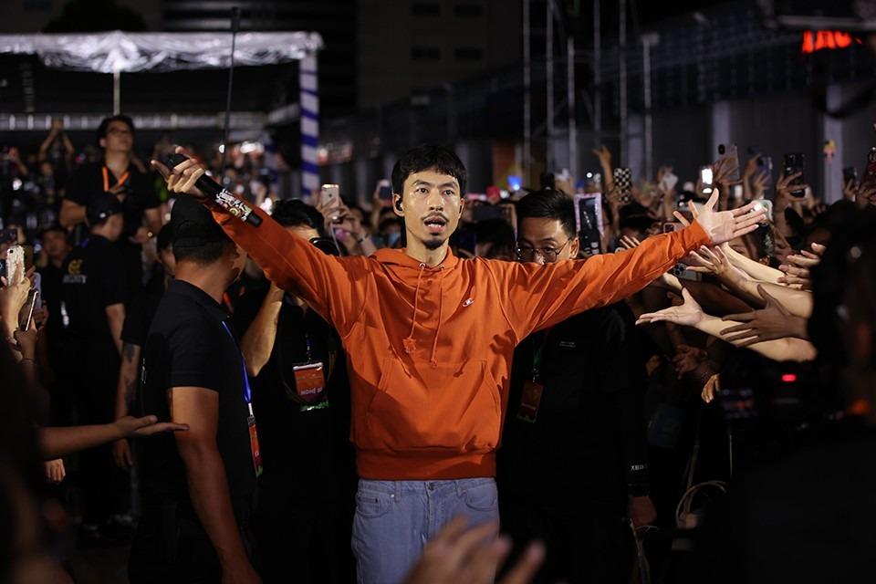 Sơn Tùng M-TP diện quần tụt, khoe cơ bắp và đọc thư tình trước 20 nghìn khán giả-8