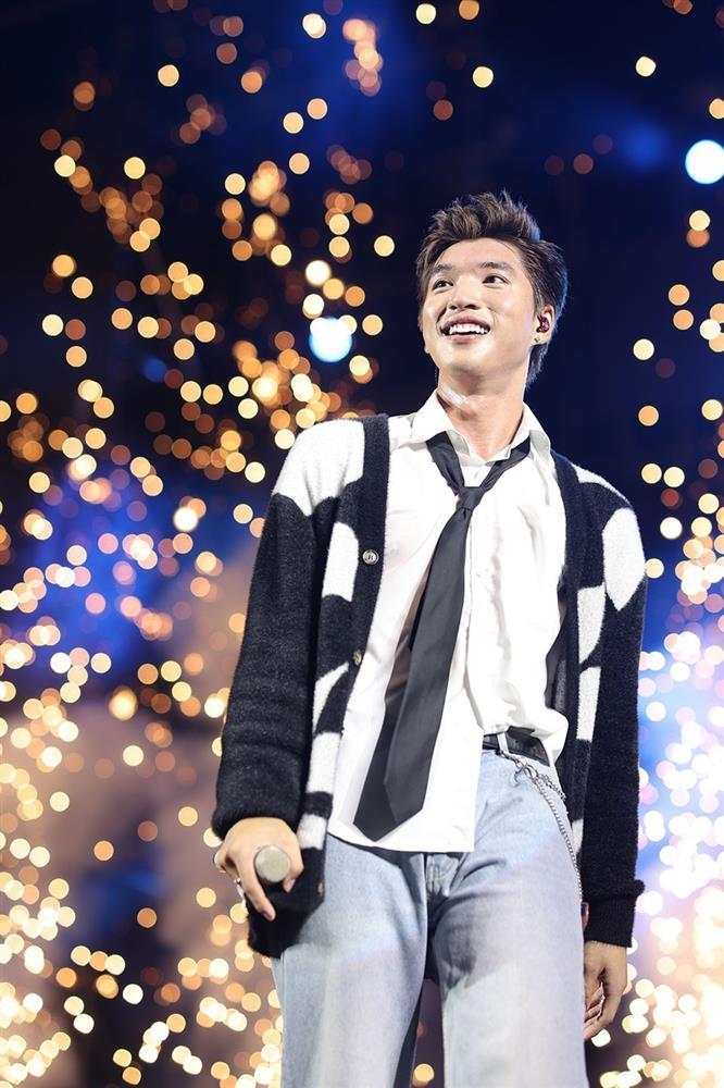 Sơn Tùng M-TP diện quần tụt, khoe cơ bắp và đọc thư tình trước 20 nghìn khán giả-9