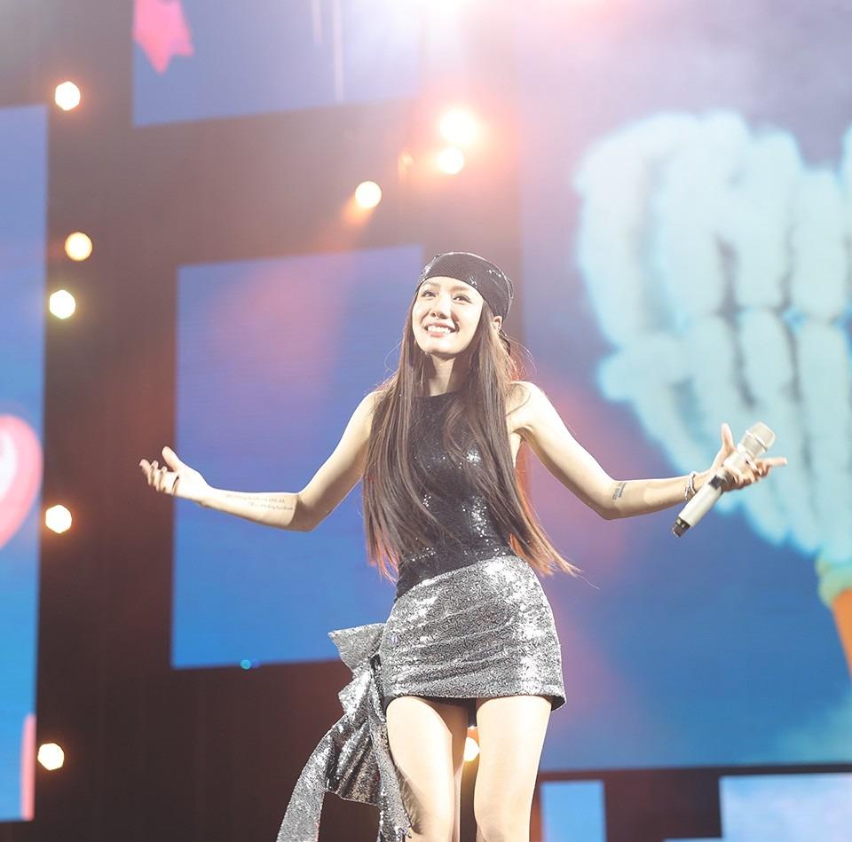 Sơn Tùng M-TP diện quần tụt, khoe cơ bắp và đọc thư tình trước 20 nghìn khán giả-11