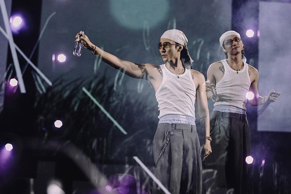 Sơn Tùng M-TP diện quần tụt, khoe cơ bắp và đọc thư tình trước 20 nghìn khán giả-7