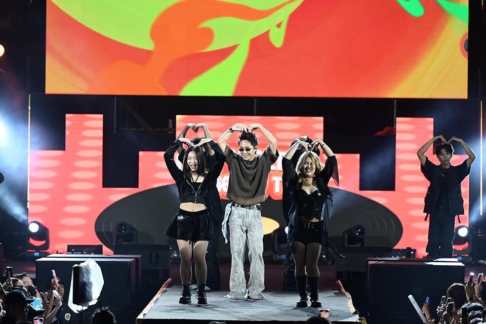 Sơn Tùng M-TP diện quần tụt, khoe cơ bắp và đọc thư tình trước 20 nghìn khán giả-10