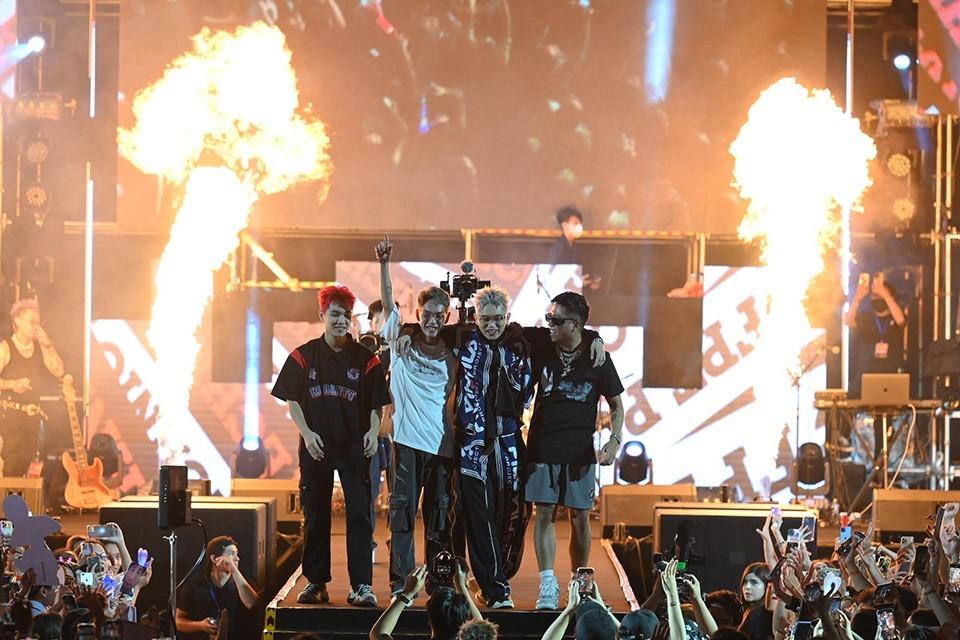 Sơn Tùng M-TP diện quần tụt, khoe cơ bắp và đọc thư tình trước 20 nghìn khán giả-12