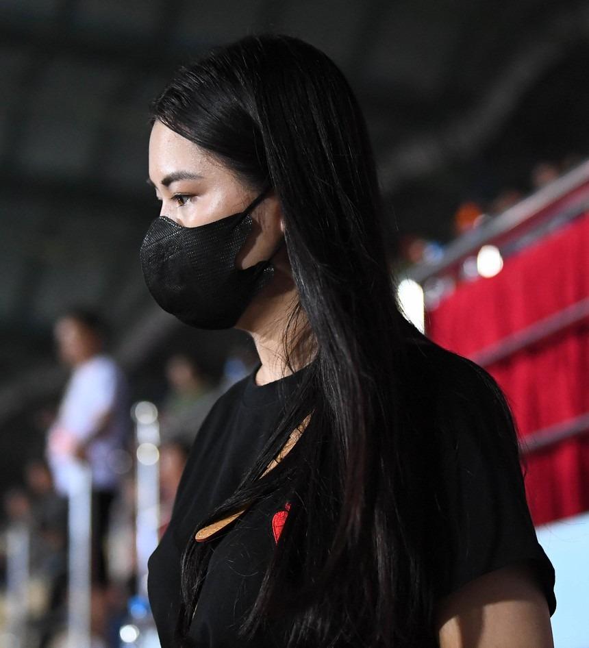 Hoa khôi Đại học Vinh chiếm spotlight khi đến cổ vũ Quế Ngọc Hải và Đội tuyển Việt Nam-1