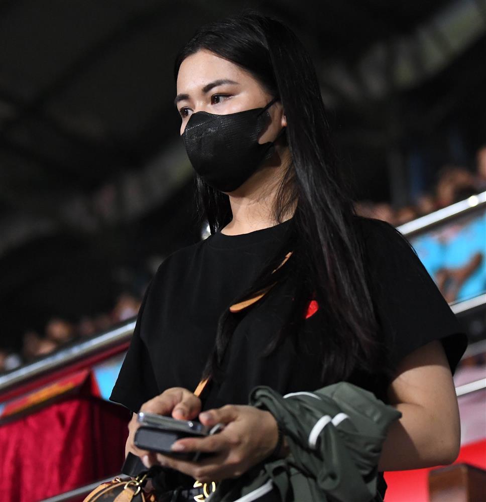 Hoa khôi Đại học Vinh chiếm spotlight khi đến cổ vũ Quế Ngọc Hải và Đội tuyển Việt Nam-2