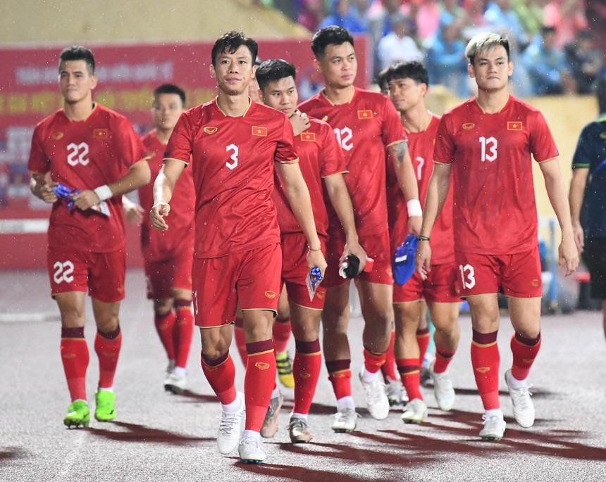 Hoa khôi Đại học Vinh chiếm spotlight khi đến cổ vũ Quế Ngọc Hải và Đội tuyển Việt Nam-6