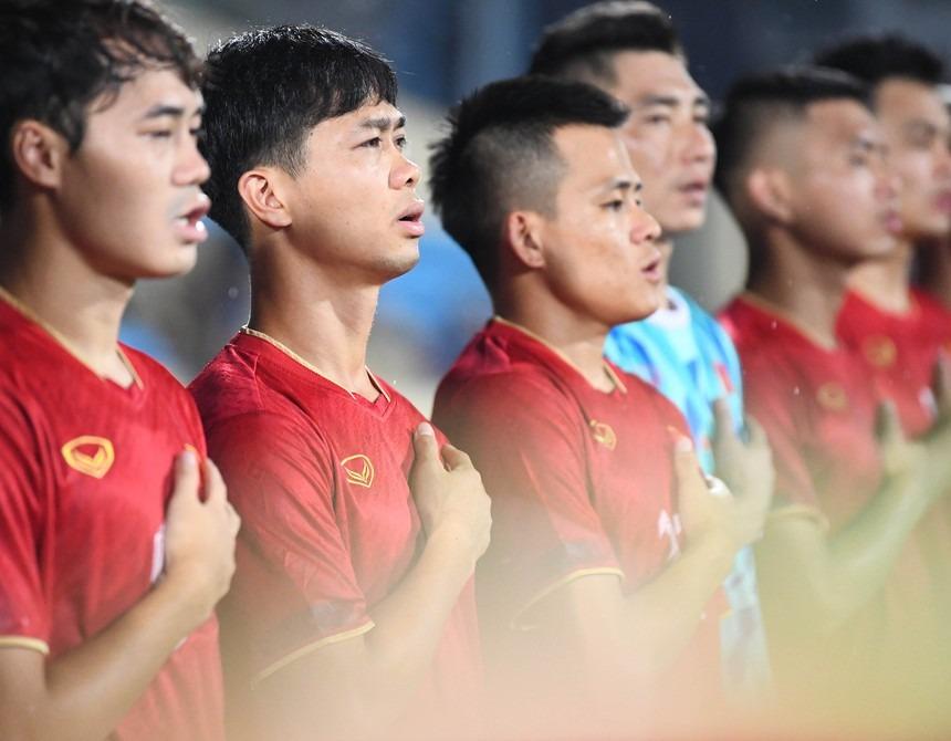 Hoa khôi Đại học Vinh chiếm spotlight khi đến cổ vũ Quế Ngọc Hải và Đội tuyển Việt Nam-7