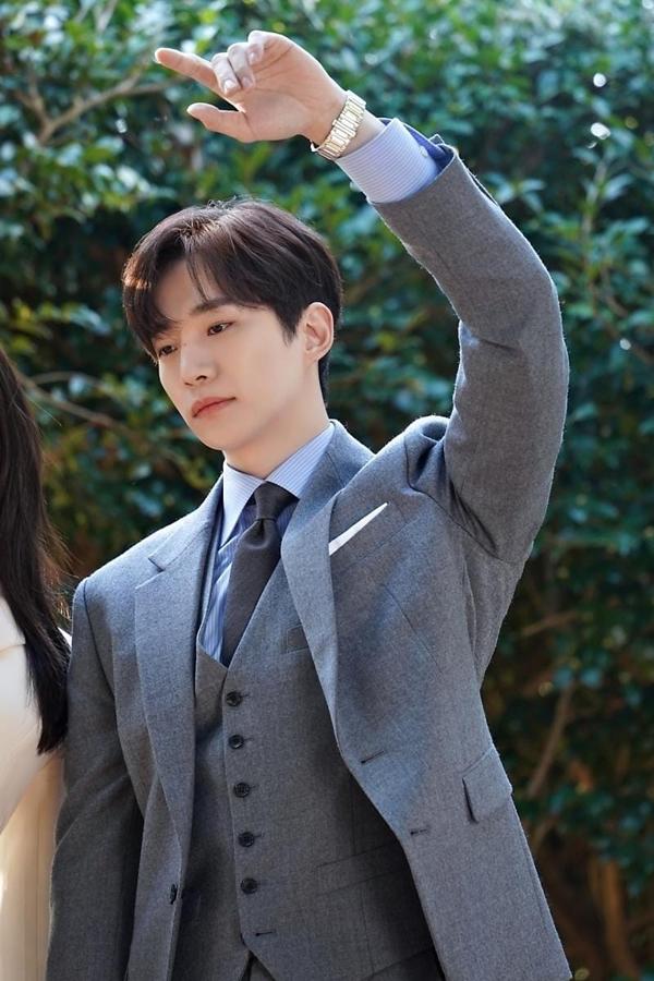 Cơ bụng 6 múi của bạn trai Jisoo (BlackPink)-8