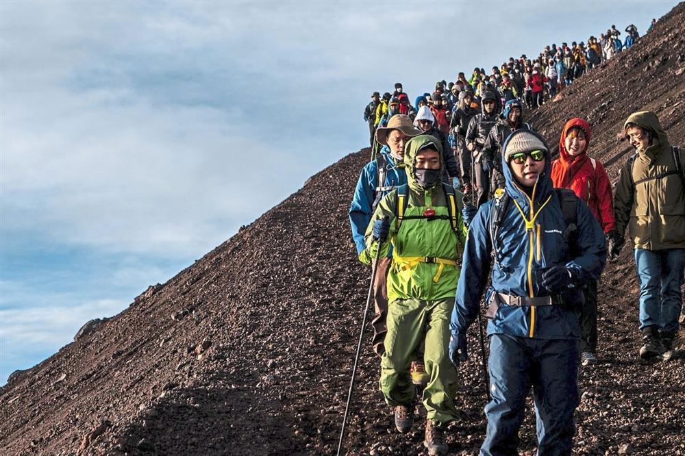 Quanh năm đông kín du khách, núi Phú Sĩ đối mặt khủng hoảng cực độ-2