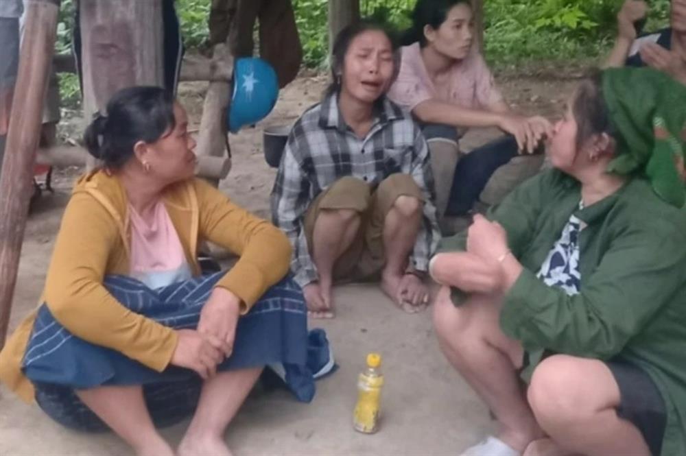 Vợ bất lực nhìn chồng bị nước cuốn trôi-2