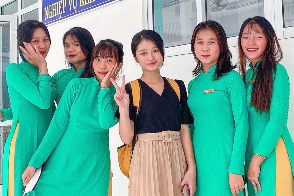 Cô giáo xin vào nhóm lớp hút triệu view: Xinh đẹp, gần gũi và tích cực-3