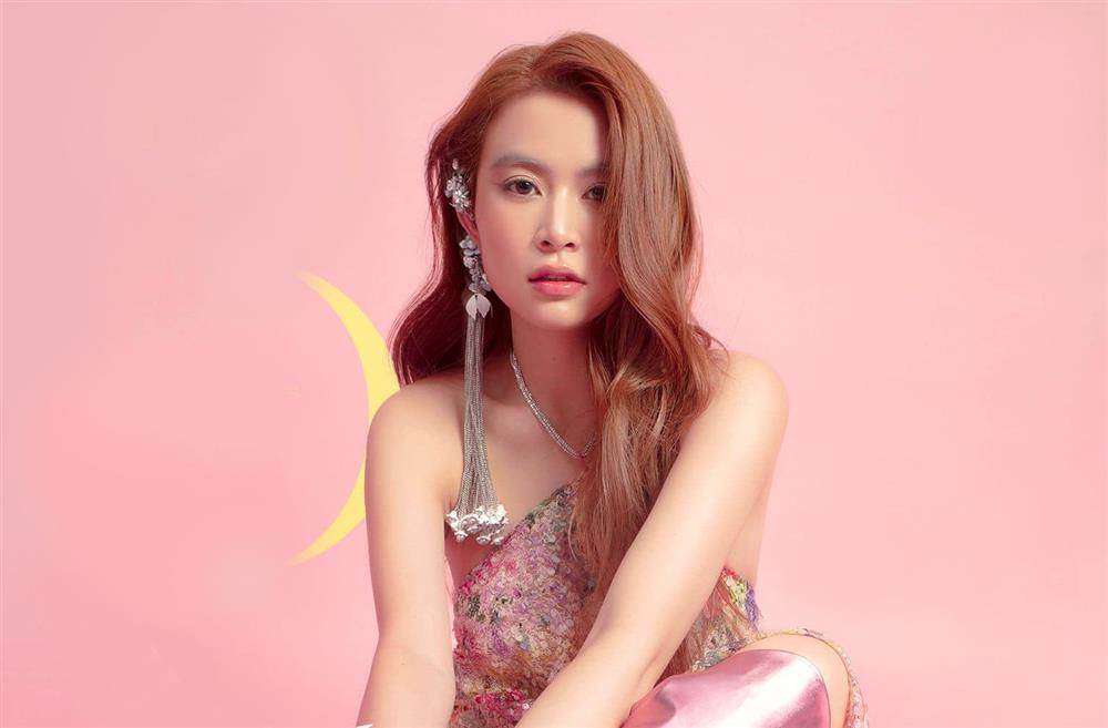 Hành động khó hiểu của Hoàng Thùy Linh-1