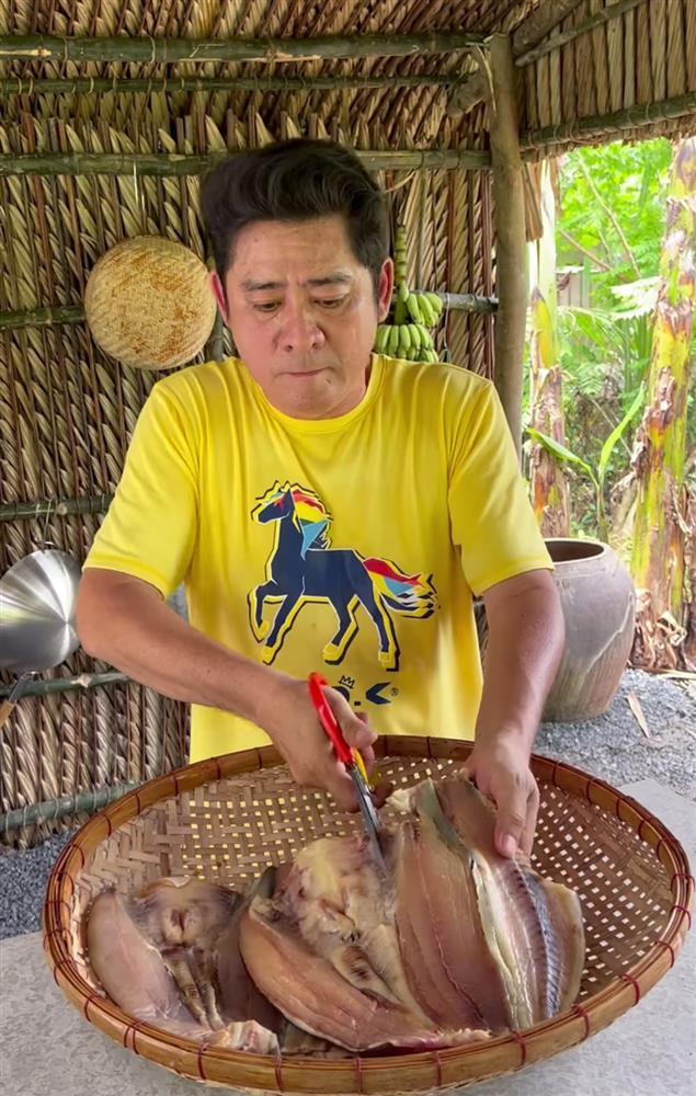 Tài tử Huỳnh Anh Tuấn: Ở nhà tranh vách lá, vui thú vườn tược tuổi 55-11