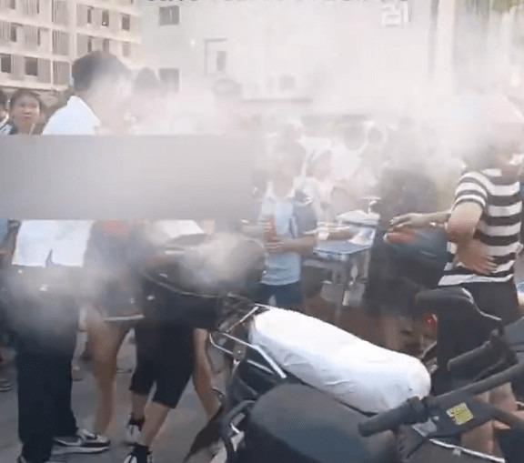 Xót xa hình ảnh bố mẹ ly hôn, giành giật con trước cổng trường-2