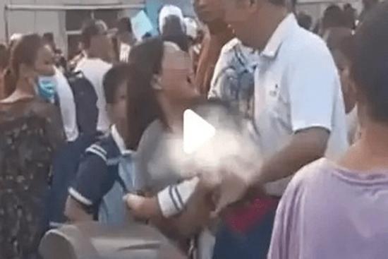 Xót xa hình ảnh bố mẹ ly hôn, giành giật con trước cổng trường